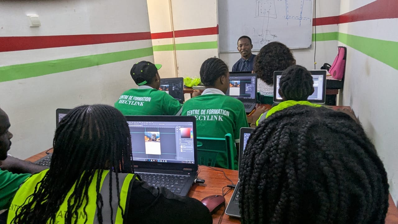 Apprenants Hecylink pendant un cours pratique