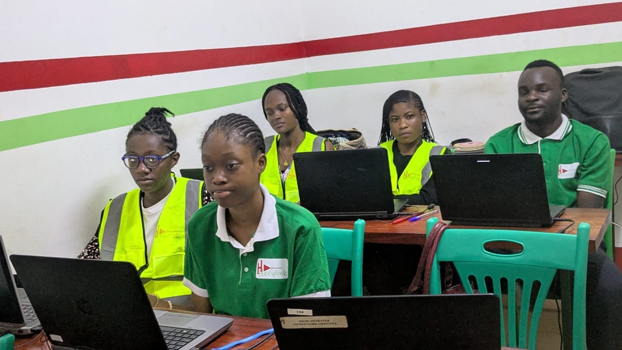 Groupe d'apprenants avec ordinateurs